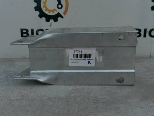 Кронштейн усилителя переднего бампера правый Mercedes Benz C-Class W204 C204 S204 A2046200995